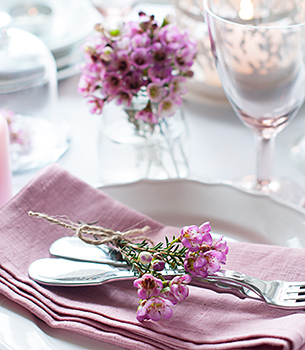 Pink table setting decoration