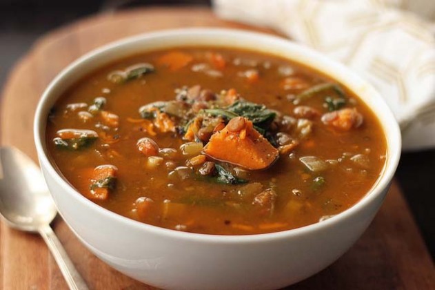 Healthy slow cooker soup recipe with spinach, Lentil and Sweet Potatoes by Tasty Yummies