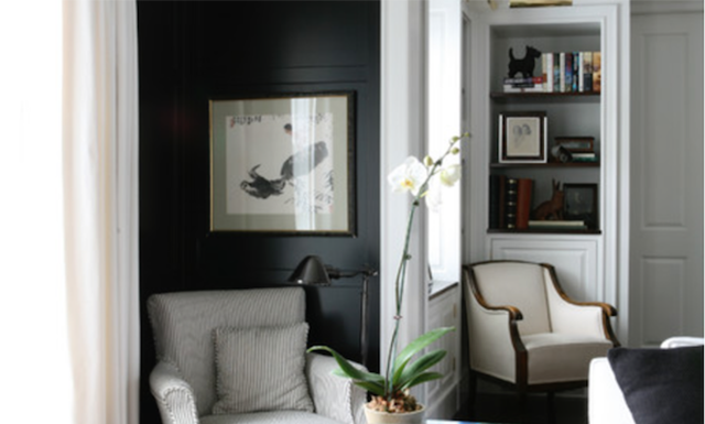 Black paint in living room by LDa Architecture